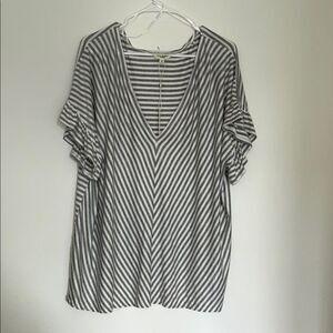 Max Studio grey and White Flutter Sleeve Blouse 3x NWT